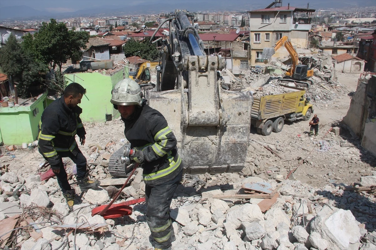 Antakya\'da deprem enkazı bulunan evde yangın çıktı