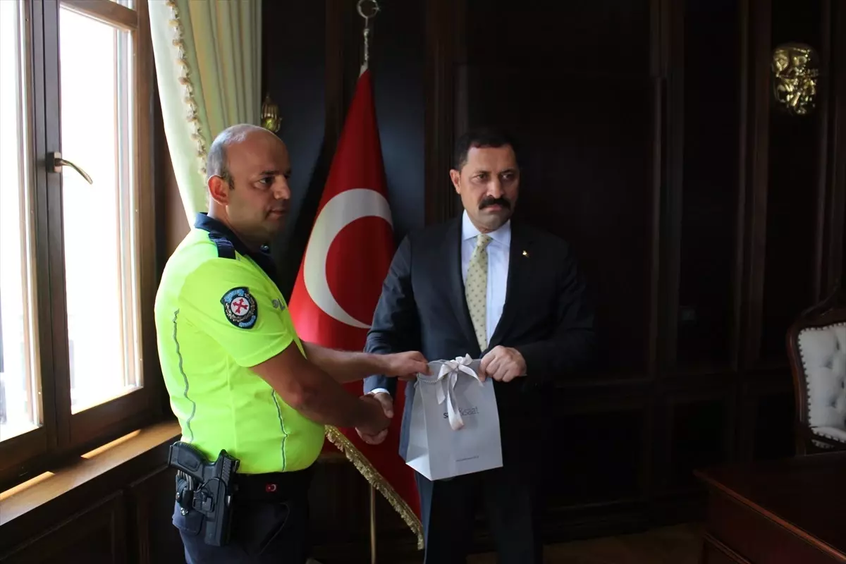 Hatay Valisi, su birikintisi yüzünden yolun karşısına geçemeyen yaşlıya yardım eden polis memuruna teşekkür etti