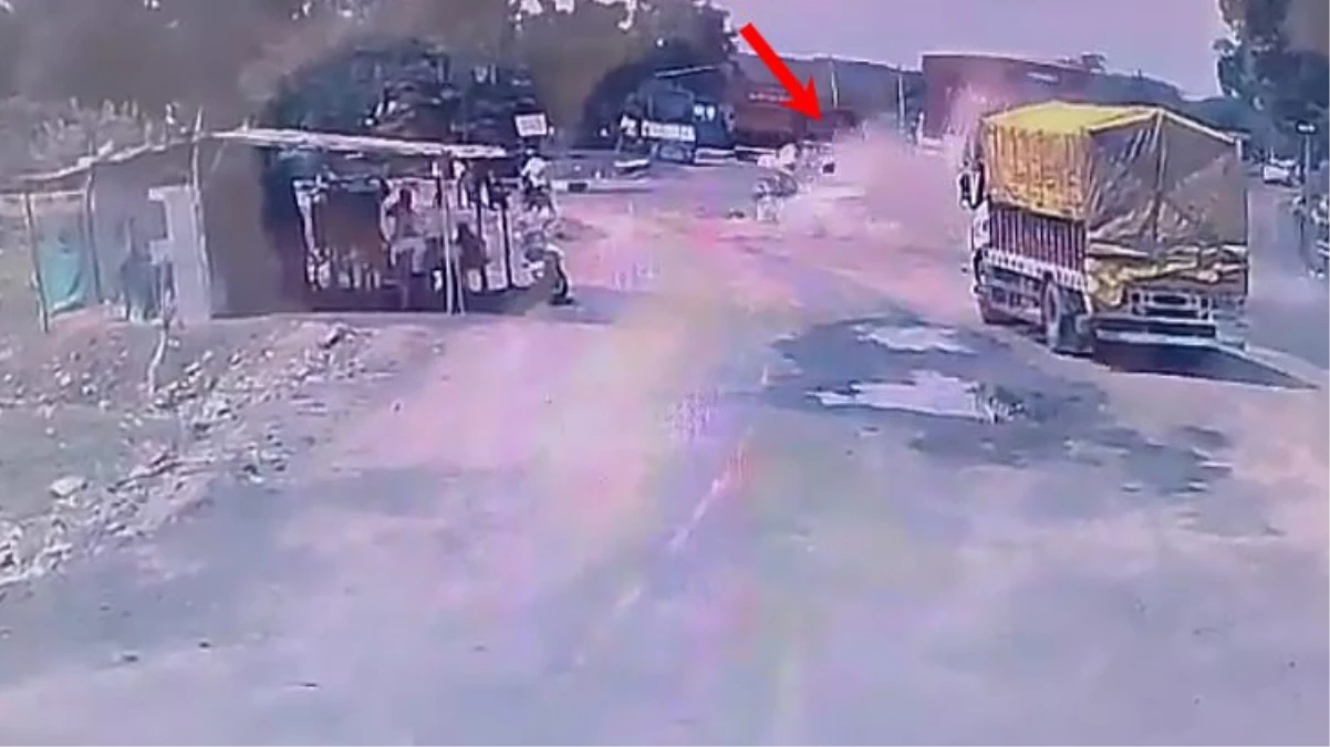 Hindistan\'da kamyon ile otobüs birbirine girdi: 10 kişi öldü, 20 kişi yaralandı
