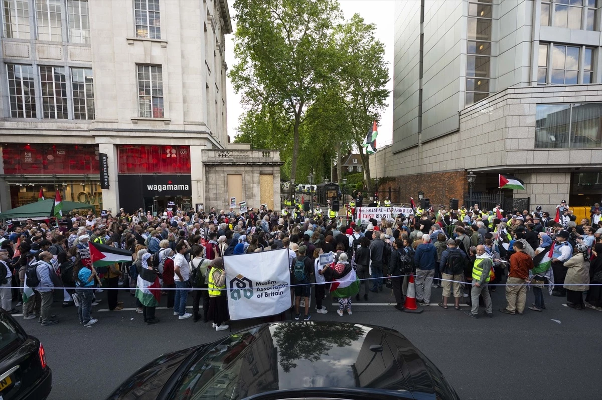 Londra\'da İsrail\'in Cenin\'e yönelik saldırıları protesto edildi