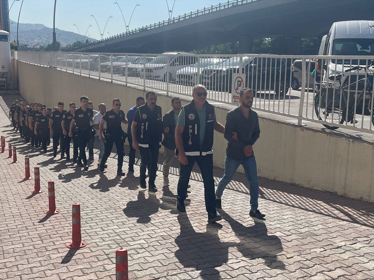 Kaçak akaryakıt operasyonunda gözaltına alınan 16 şüpheli sağlık kontrolünden geçirildi