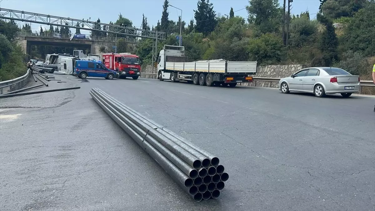 Gebze\'de devrilen tırın neden olduğu demir boru kazası ulaşımı aksattı