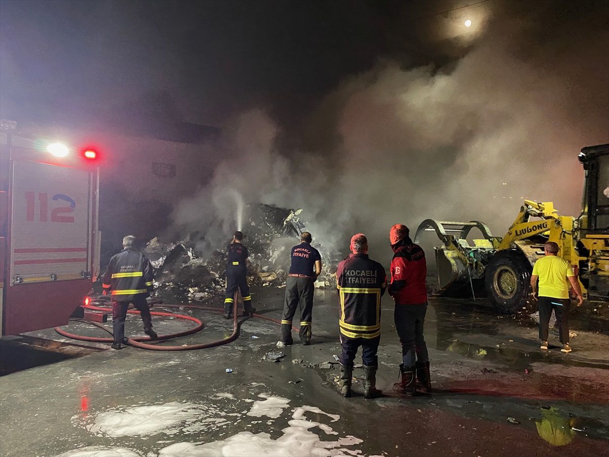 Kocaeli\'de Geri Dönüşüm Tesisi Yangını Söndürüldü