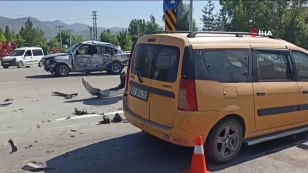 Konya\'da hafif ticari araçla otomobil çarpıştı: 1 ölü, 1 yaralı