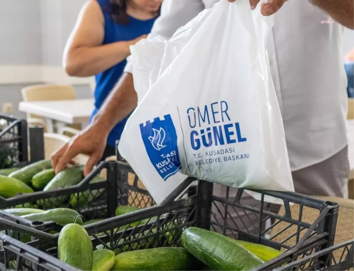 Kuşadası Belediyesi Adabahçe\'de üretilen ürünleri ihtiyaç sahiplerine dağıtıyor