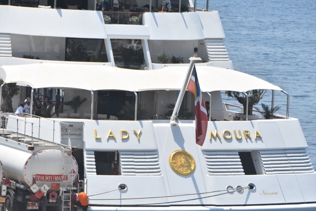 Muğla Bodrum\'da Meksikalı iş insanına ait lüks yata yakıt ikmali yapıldı