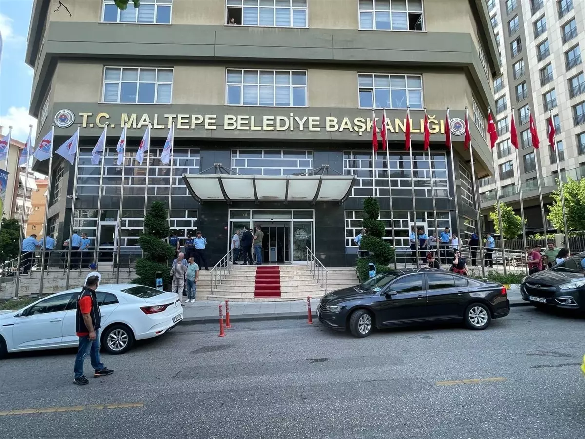 Maltepe Belediye Başkanı\'nın makam odasına silahlı saldırı