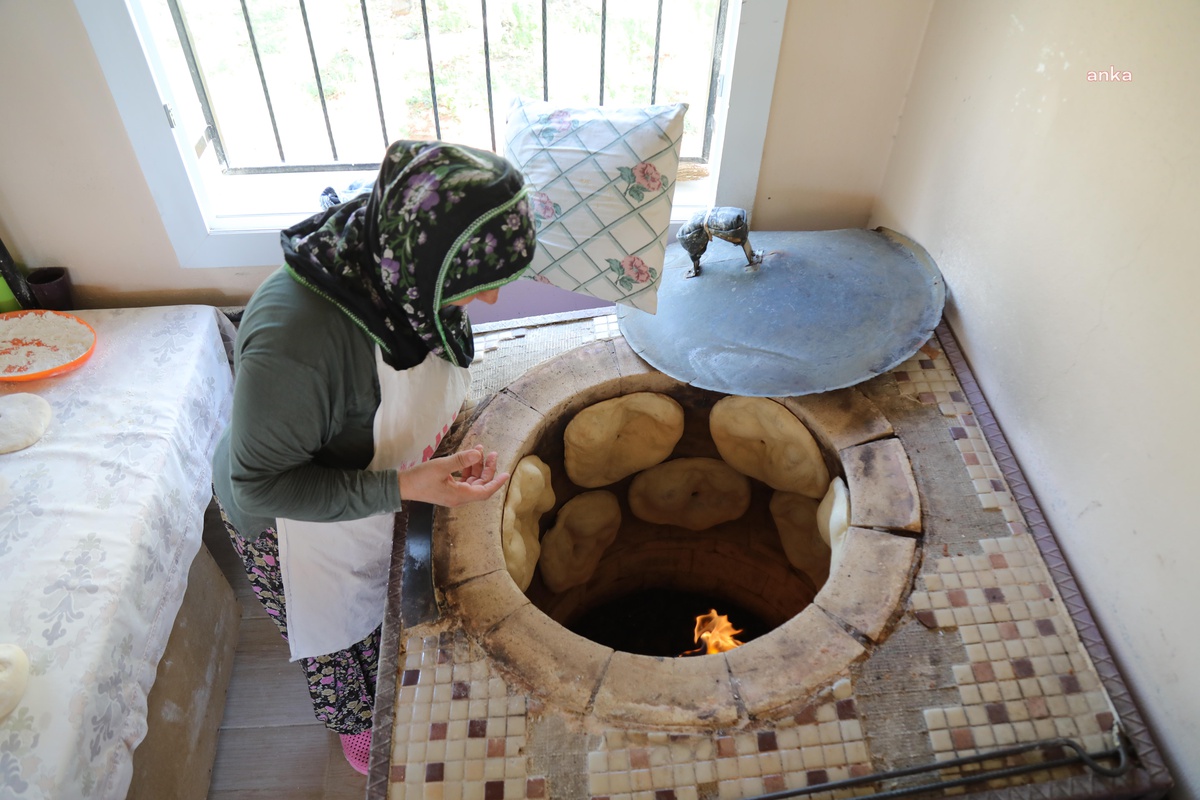 Mezitli Belediyesi\'nin Tandır Evi\'nde Üretici Kadınlar Doğal ve Yöresel Ekmekler Üretiyor
