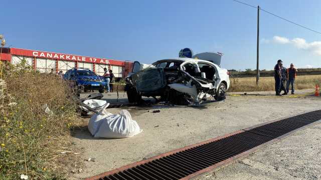 Motoru yola fırlayan otomobil sürücüsüne mezar oldu! Hurdaya dönen aracın içinden uyuşturucu çıktı Motoru yola fırlayan otomobil sürücüsüne mezar oldu! Hurdaya dönen aracın içinden uyuşturucu çıktı