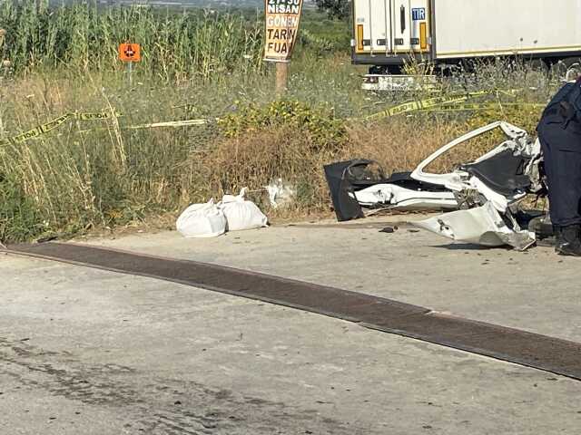 Motoru yola fırlayan otomobil sürücüsüne mezar oldu! Hurdaya dönen aracın içinden uyuşturucu çıktı Motoru yola fırlayan otomobil sürücüsüne mezar oldu! Hurdaya dönen aracın içinden uyuşturucu çıktı