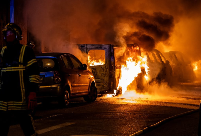 Olayların kontrolden çıktığı Fransa'da 'kitlesel eylem' çağrısı