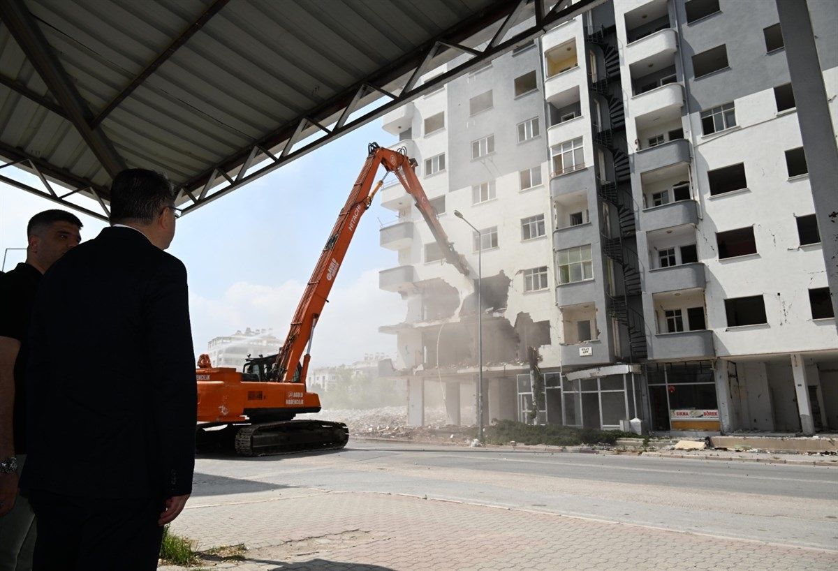 Osmaniye\'deki Ağır Hasarlı Binaların Yıkımı 1,5 Ay İçinde Tamamlanacak