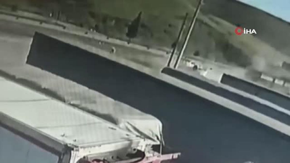 Otomobilin kamyona çarptığı feci kaza kamerada: 3 yaralı