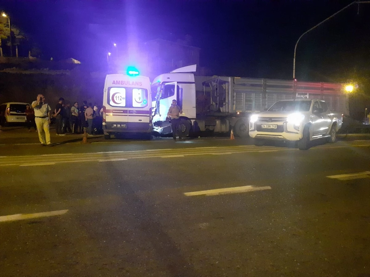 Siirt\'te Tır ile Ambulans Çarpıştı: Sağlık Personeli Yaralandı