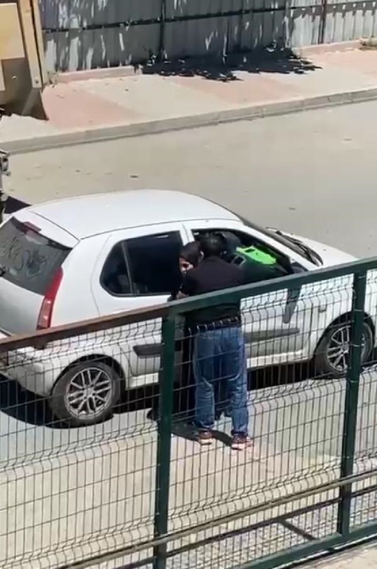 Sultangazi\'de Kadını Zorla Araca Bindiren Koca O Anlar Kamerada