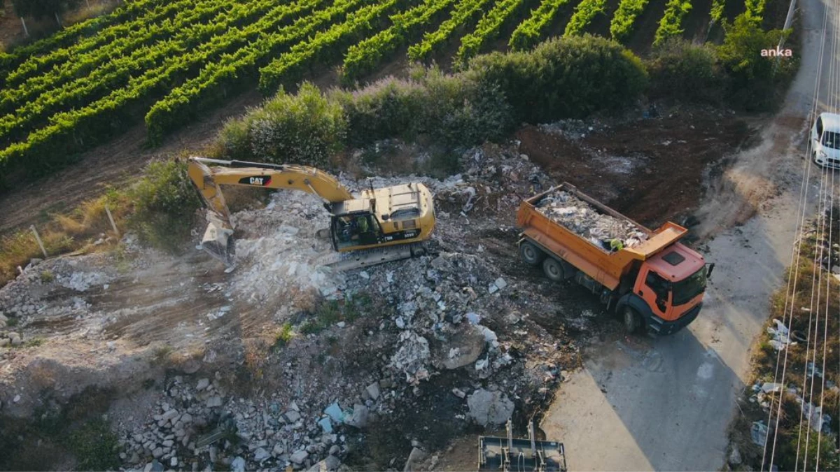 İzmir Büyükşehir Belediyesi ve İZSU, Tahtalı Barajı\'ndaki Kaçak Moloz ve Çöp Dökümüne Müdahale Etti