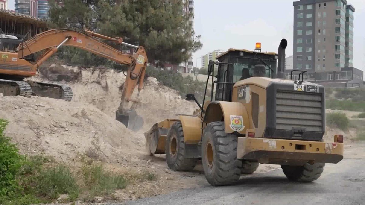 Tarsus Belediyesi Fen İşleri Müdürlüğü, 10 mahallede çalışmalarını sürdürüyor