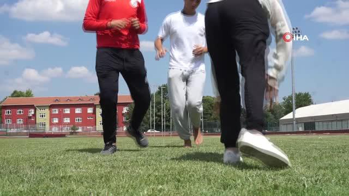 Tartıda fazla kilosu çıkan güreşçiler, poşetten kıyafet giyerek zamanla yarıştı