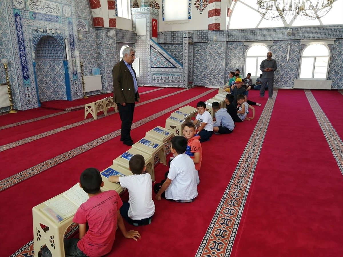 Ulaş Müftüsü İzzet Kendir, yaz Kur\'an kursuna katılan öğrencileri ziyaret etti