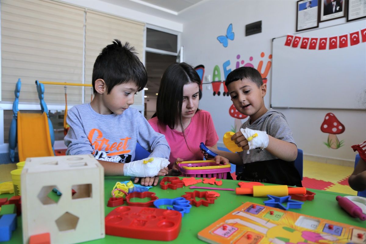 Van Eğitim ve Araştırma Hastanesi\'nde Tedavi Gören Çocuklar Hem Eğitim Alıyor Hem de Eğleniyor
