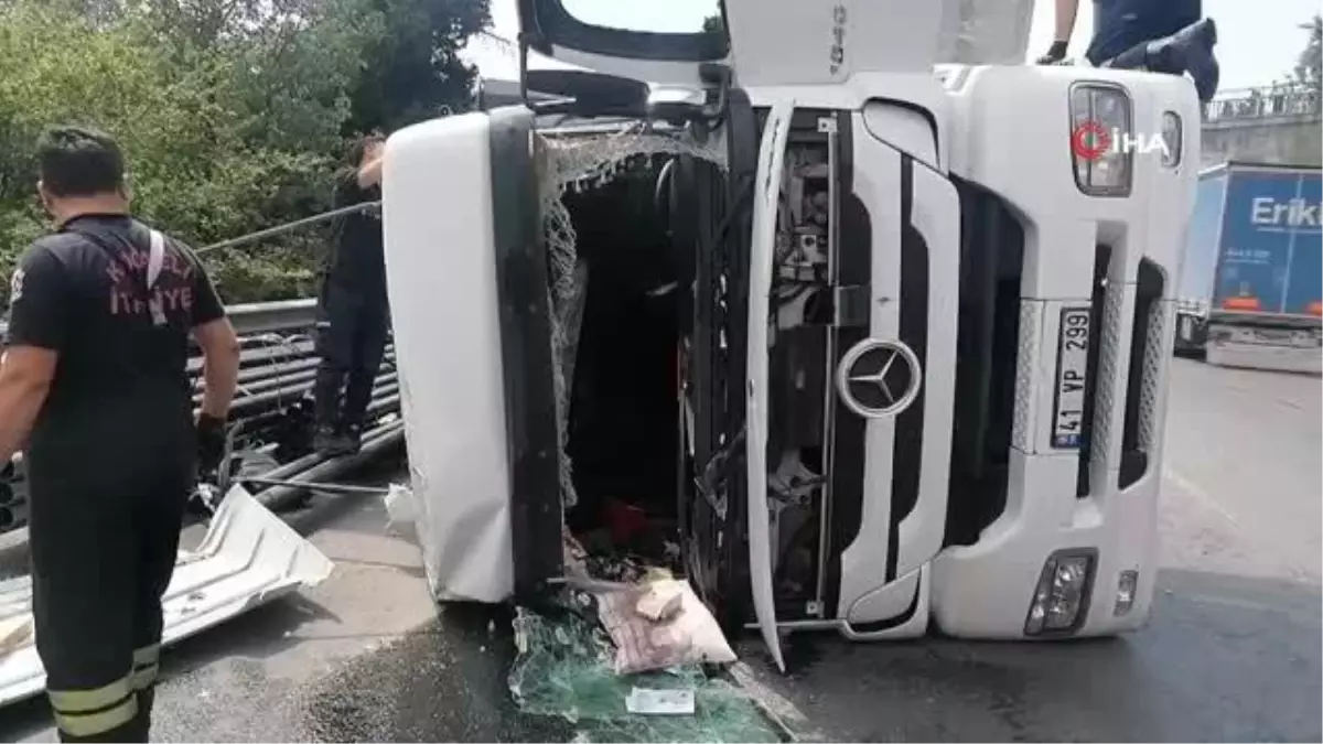 Virajı alamayan tır devrildi: Araçta sıkışan sürücü kazayı hafif sıyrıklarla atlattı