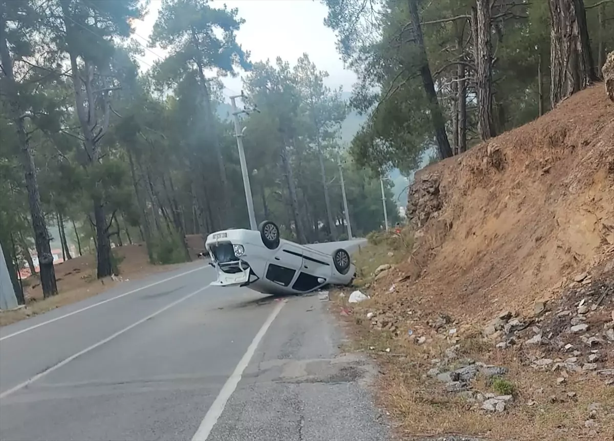 Alanya\'da otomobil devrildi, 2 kişi yaralandı