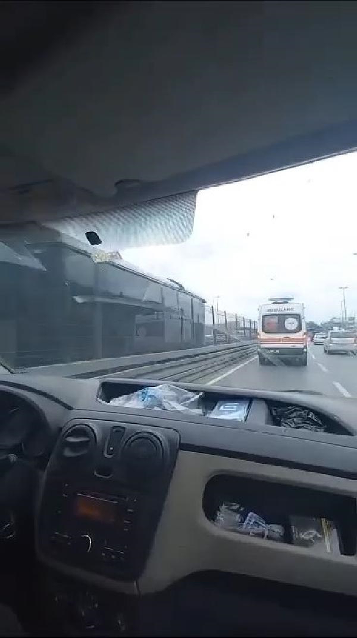 Ambulansı takip eden sürücü kaza yaptı