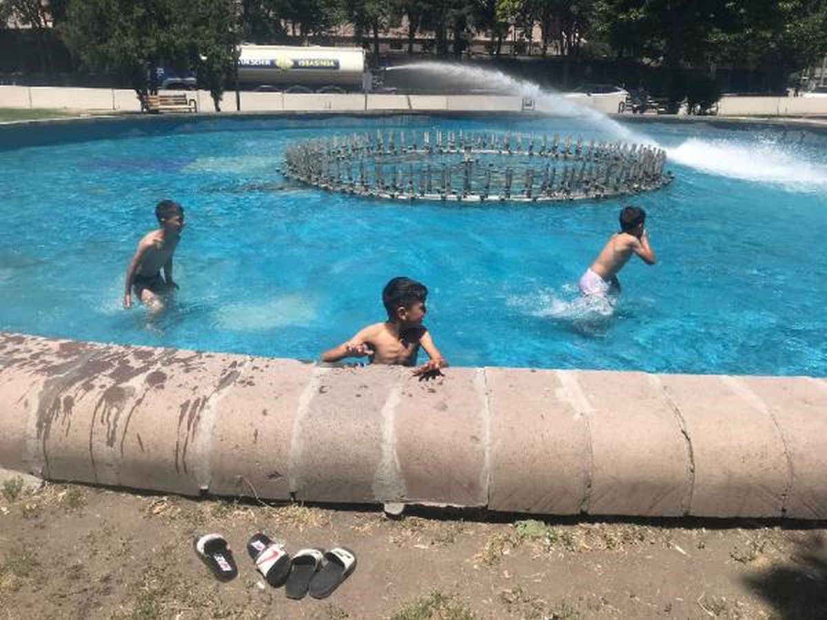 Ankara\'da Sıcaktan Bunalan Çocuklar Süs Havuzunda Serinledi