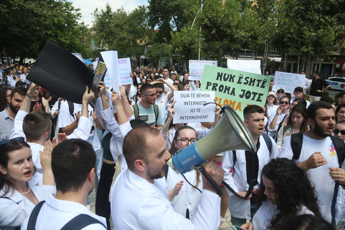 Arnavutluk\'ta Tıp Öğrencileri İstihdam Şartına Karşı Protesto Düzenledi