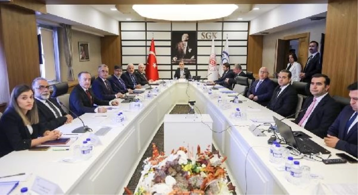 Çalışma ve Sosyal Güvenlik Bakanı Vedat Işıkhan, İŞKUR ve SGK müdürleriyle toplantı yaptı