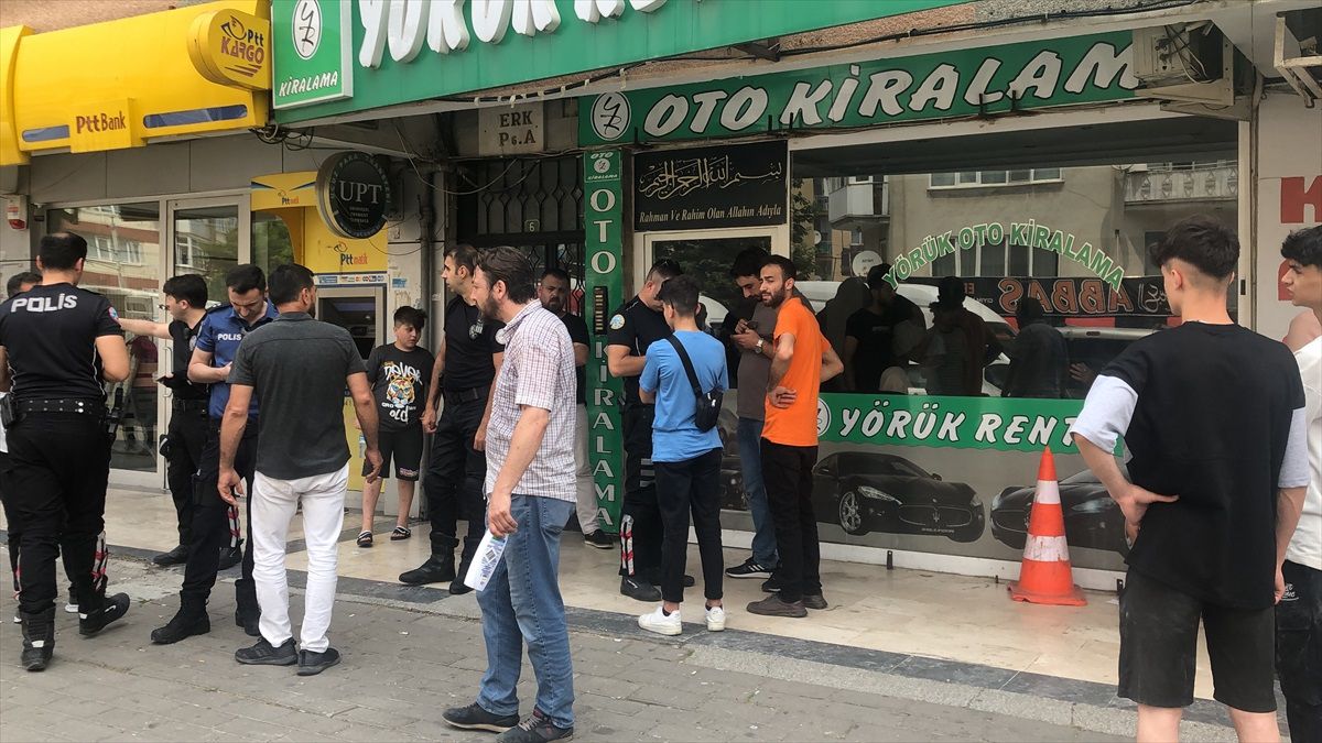 Bursa\'da park yeri kavgası: Baba ile oğlu yaralandı