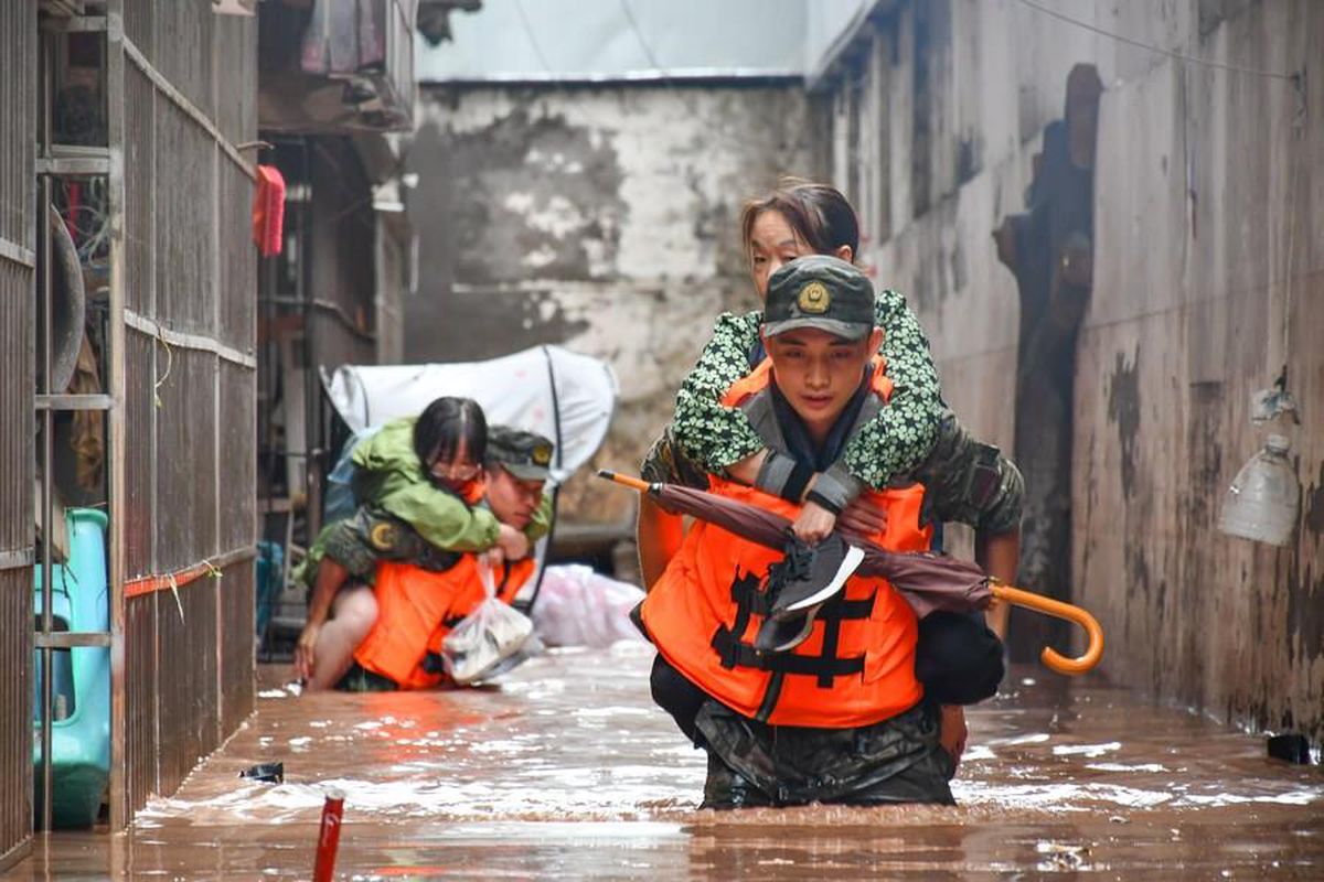 Çin\'in Chongqing Kentinde Şiddetli Yağışlar Nedeniyle Hayatını Kaybedenlerin Sayısı 17\'ye Yükseldi