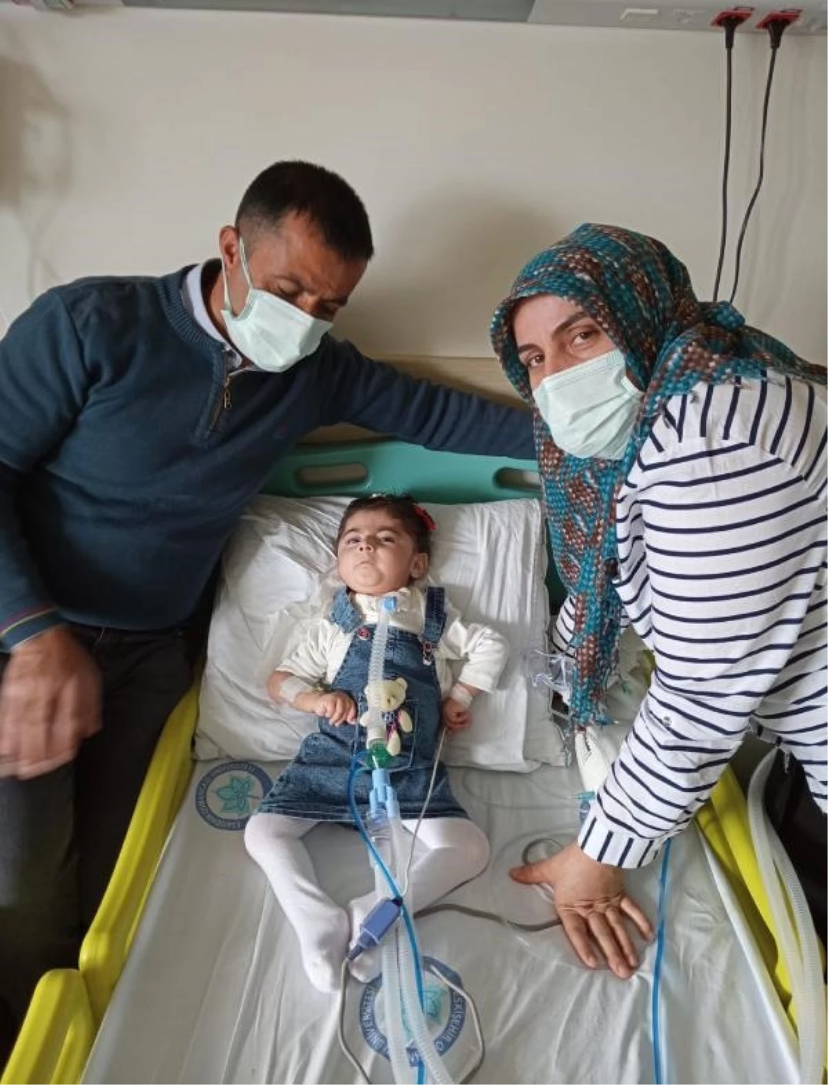 Depremde ağır hasar alan evden çıkarılan SMA hastası Zümra Nazlı, Eskişehir\'de yaşam savaşı veriyor