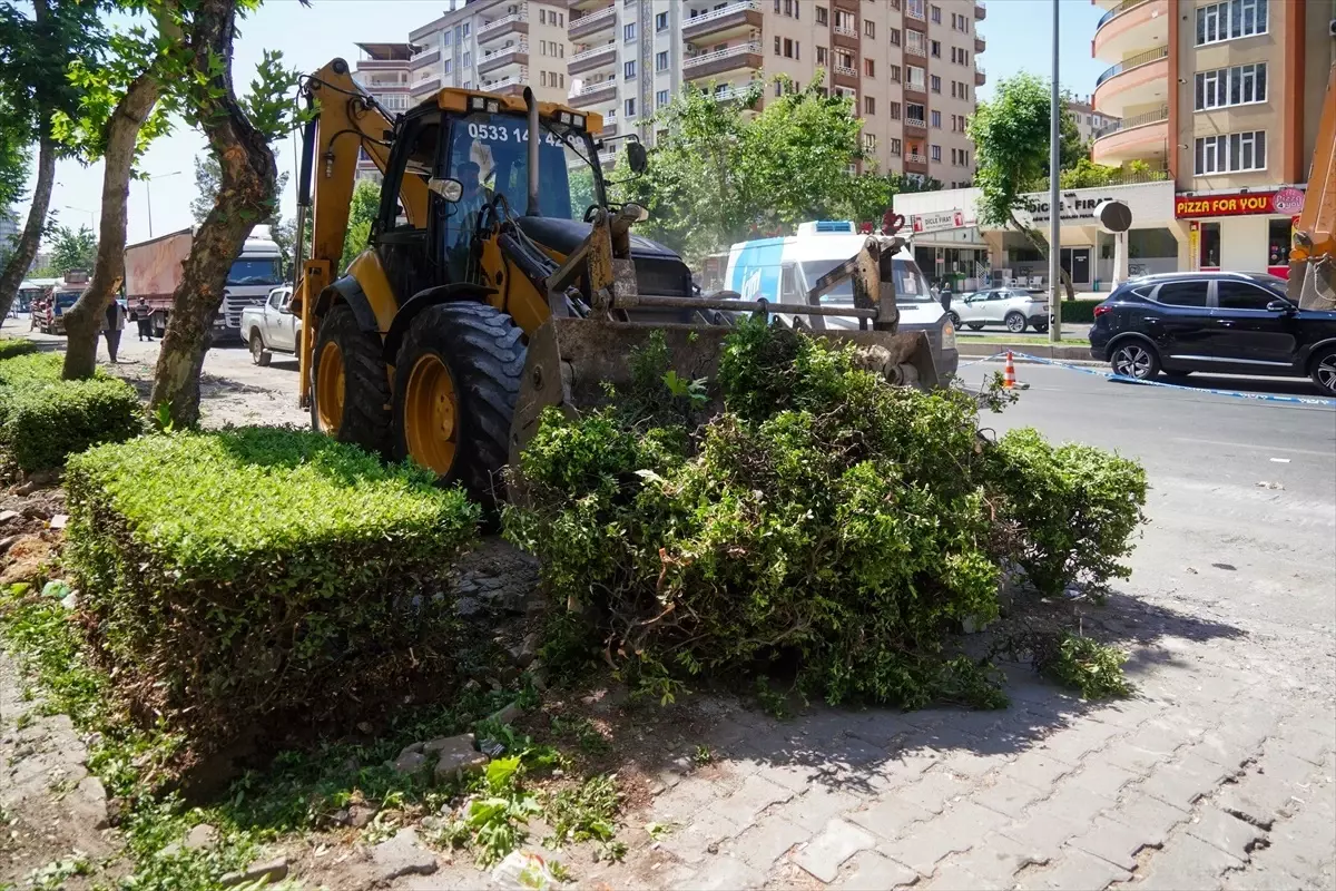 Diyarbakır Büyükşehir Belediyesi Diclekent Bulvarı\'nda Kaldırımları Yeniliyor