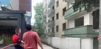 Düzce'deki depremde yıkılan apartmanın beton parçası kafeye zarar verdi