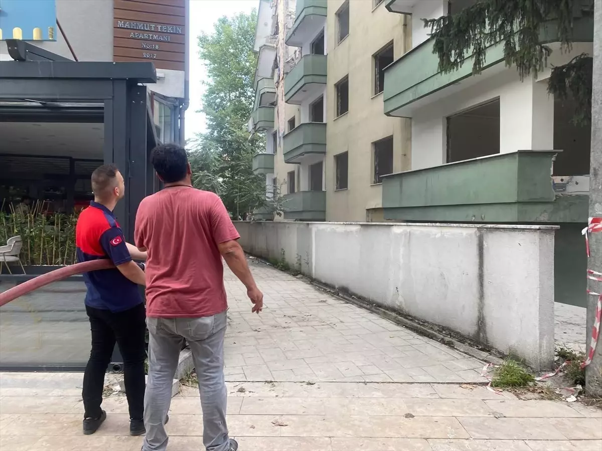 Düzce'deki depremde yıkılan apartmanın beton parçası kafeye zarar verdi