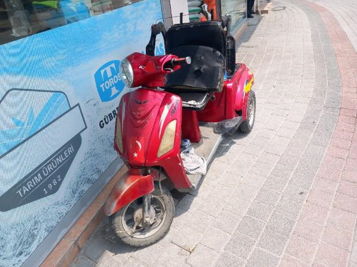 Elektrikli bisiklet kamyonete çarptı: 3 yaralı