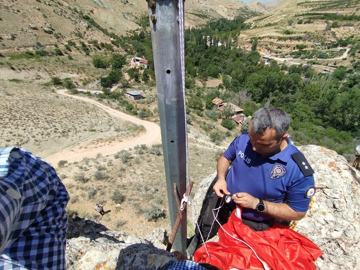 Darende İlçe Emniyet Müdürü Sinan Atıcı, sarp kayalıklara tırmanarak Türk bayrağını yeniledi
