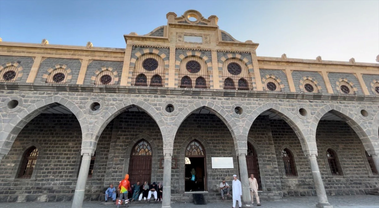 Osmanlı Sultanı 2. Abdülhamid Döneminde İnşa Edilen Medine Tren İstasyonu Hacılar Tarafından Ziyaret Ediliyor