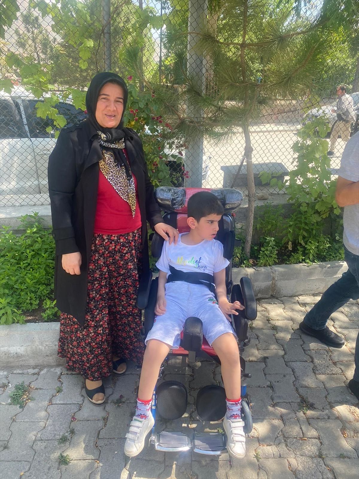 Hakkari Bedensel Engelliler Derneği\'nden 4 engelliye akülü tekerlekli sandalye hediye
