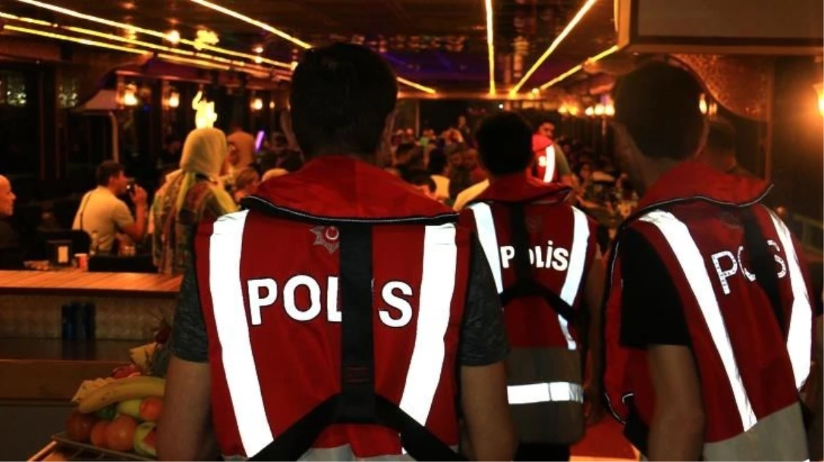 Taksim\'de kaçak göçmen denetimi! Tek tek otobüse bindirdiler
