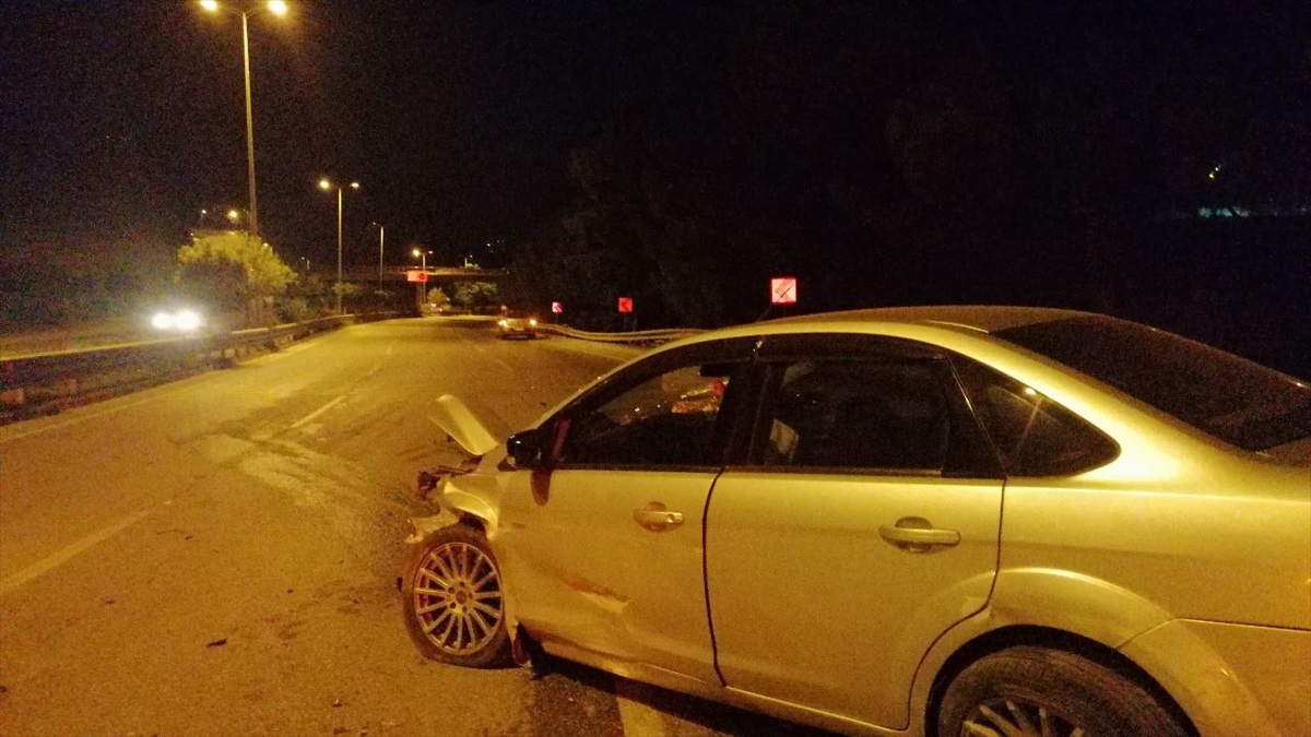 Safranbolu\'da bariyerlere çarpan otomobilin sürücüsü yaralandı