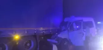 Sarıgöl'de minibüs TIR'a çarptı: 9 yaralı