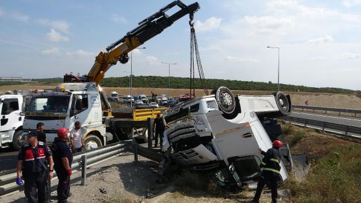 Dilovası\'nda TIR kazası: Sürücü hayatını kaybetti
