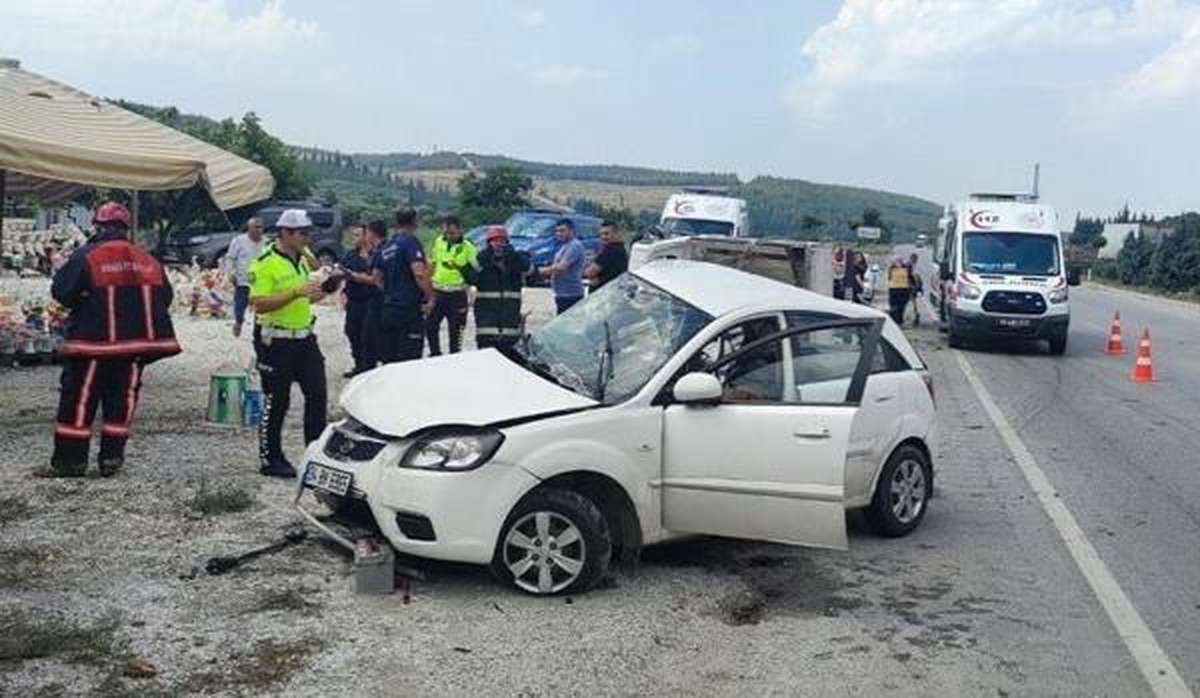 Manisa\'da Otomobil Kamyonetle Kafa Kafaya Çarpıştı: 1 Ölü, 3 Yaralı