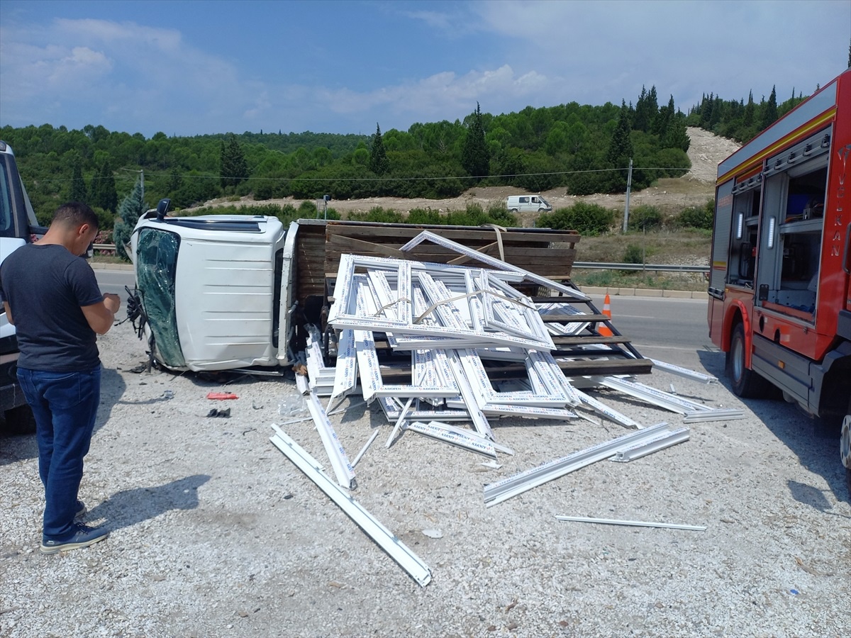 Manisa\'da otomobil ile kamyonet çarpıştı: 1 ölü, 3 yaralı