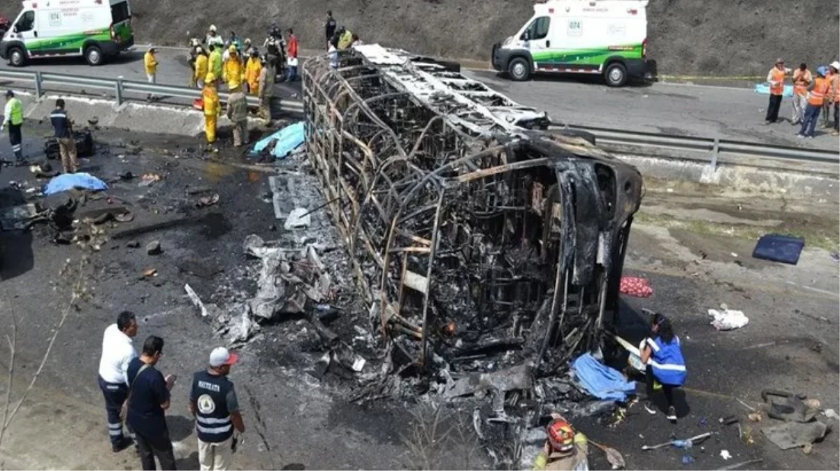 Meksika\'da Otobüs Kazası: 25 Ölü, 17 Yaralı