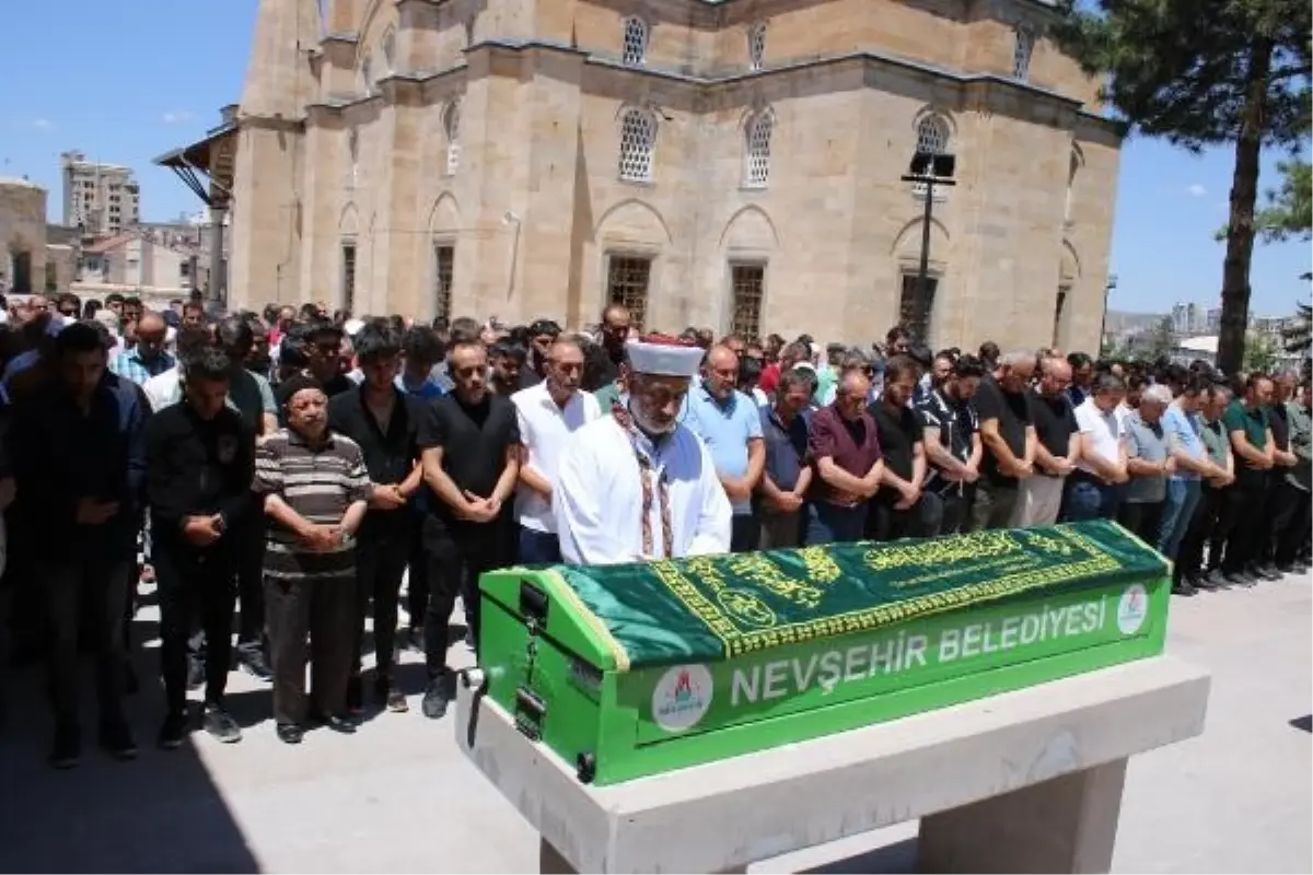 Nevşehir\'de Otomobil ile Motosikletin Çarpıştığı Kazada Hayatını Kaybeden Genç Kız Son Yolculuğuna Uğurlandı