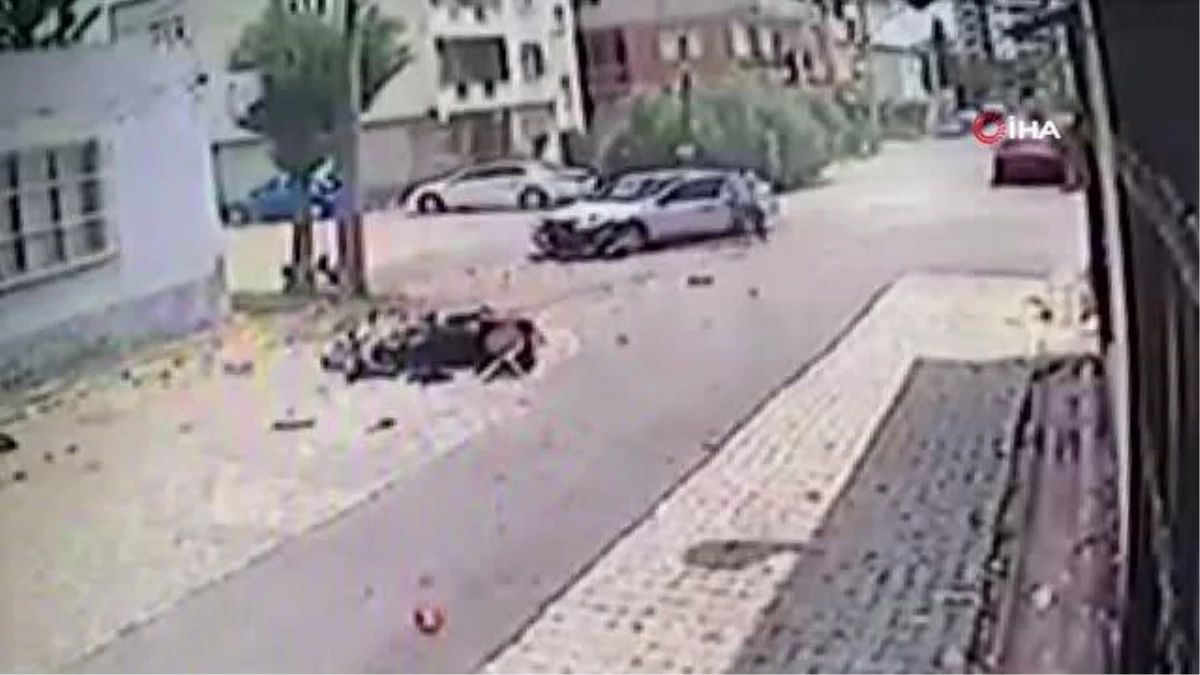Otomobille motosikletin çarpışma anı kamerada