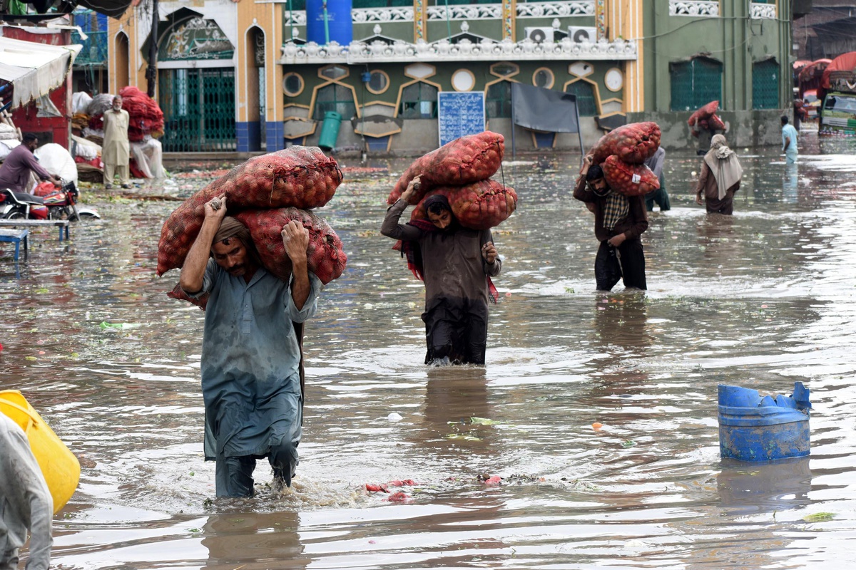 Pakistan\'da Muson Yağmurlarının Yol Açtığı Seller Etkisini Sürdürüyor
